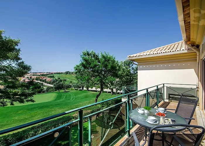 Luz Casas- 44 Fairview Village Boavista